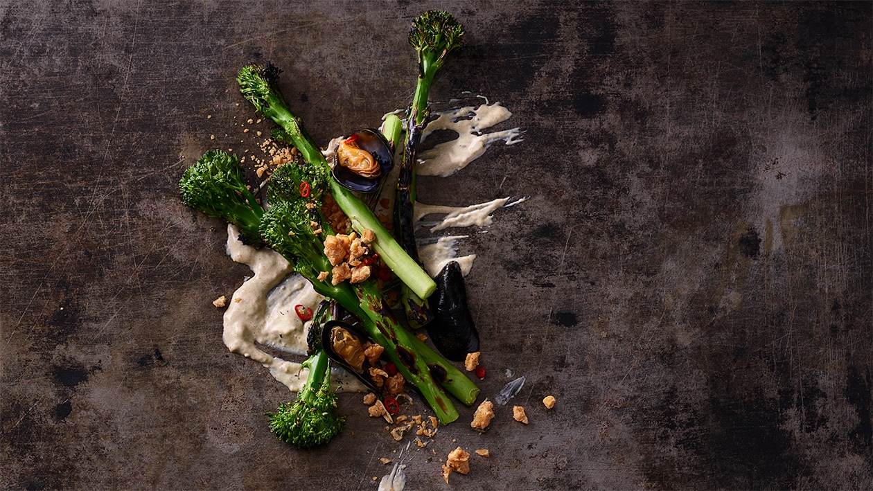 Grillierter, wilder Broccoli mit Chilikrokant und Muschelcreme –  