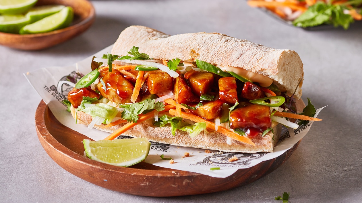 Banh Mi Sandwich mit glasierten veganen Fillet Slices Banh Mi Sandwich mit glasierten veganen Fillet Slices
