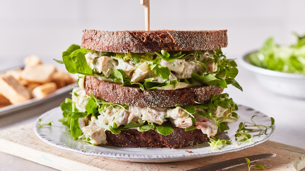 Tartar-Sandwich mit Vegan Chickeriki Fillet Slices