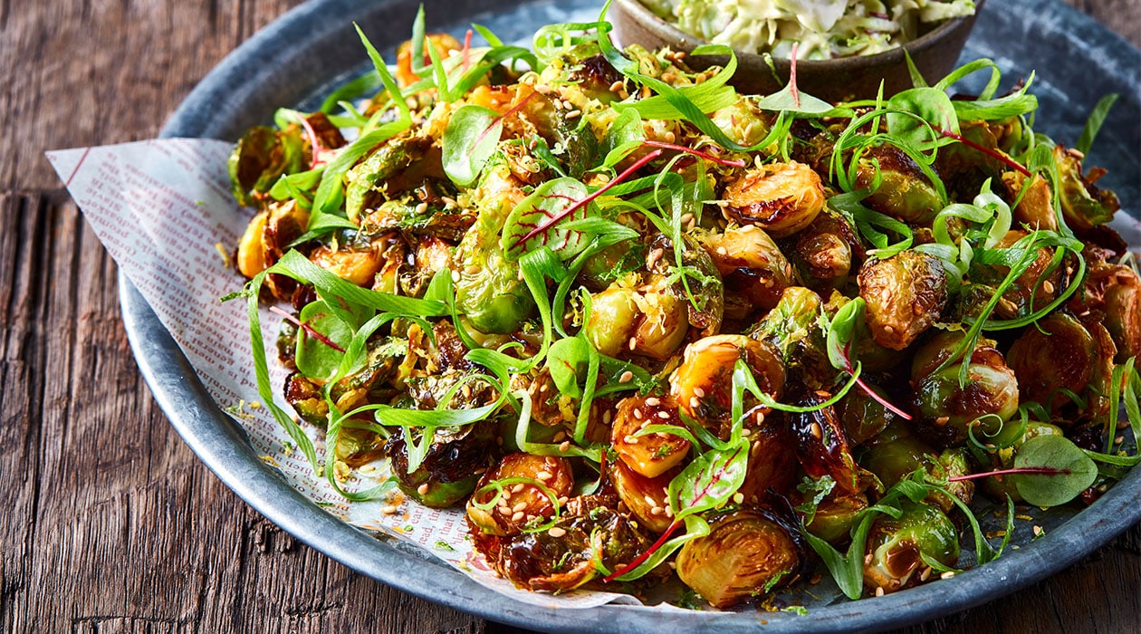 Geschwärzter Rosenkohl mit rauchiger Gochujang-Glasur Geschwärzter Rosenkohl mit rauchiger Gochujang-Glasur