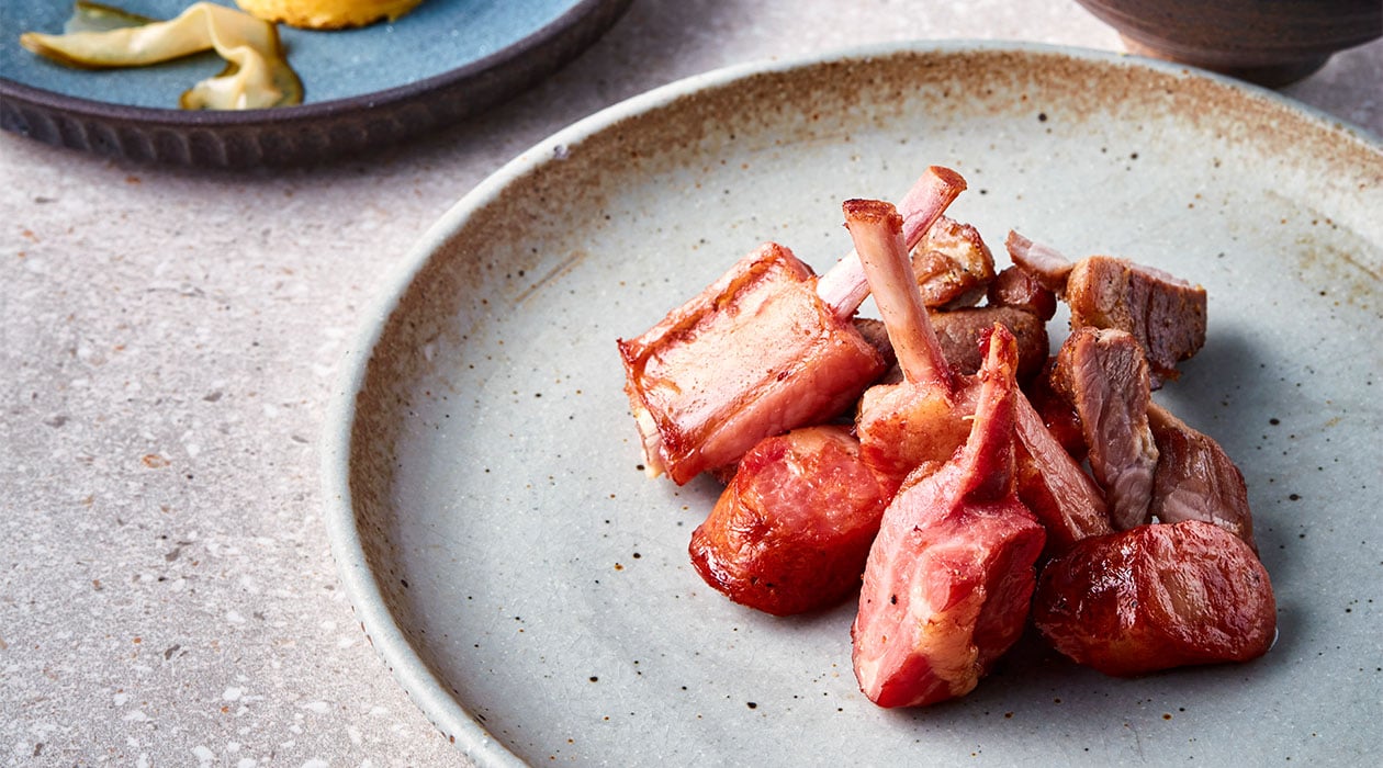 Rippchen, Würstchen und Haxe Sous-vide mit gratinierter Polenta Rippchen, Würstchen und Haxe Sous-vide mit gratinierter Polenta