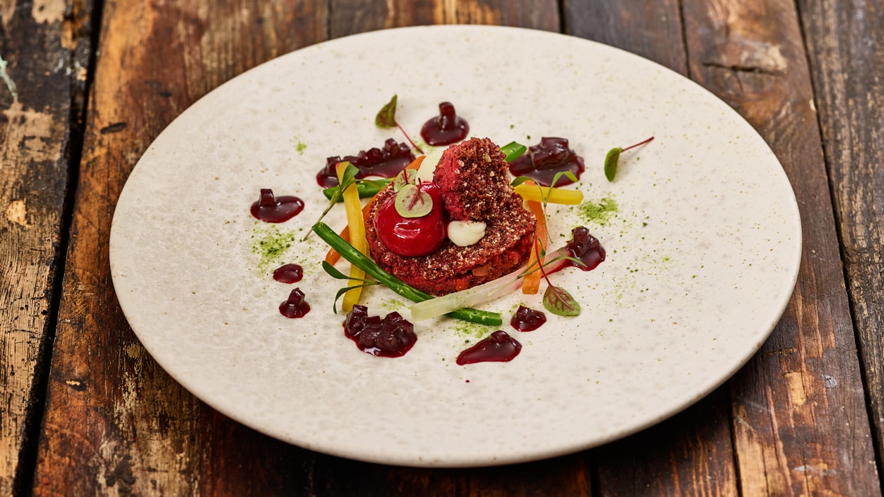 Médaillons de betteraves rouges et son écume sur lit de légumes Médaillons de betteraves rouges et son écume sur lit de légumes