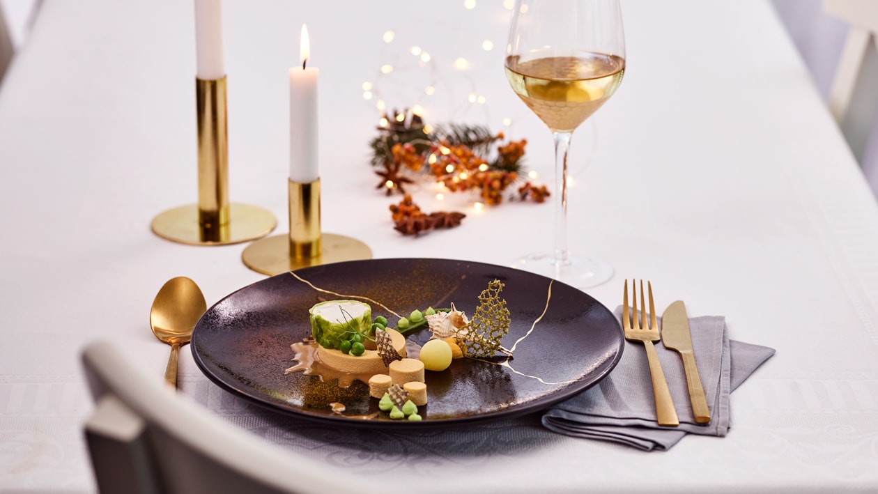 Baudroie sur royale de crustacés, pommes de terre et purée de petits pois Baudroie sur royale de crustacés, pommes de terre et purée de petits pois