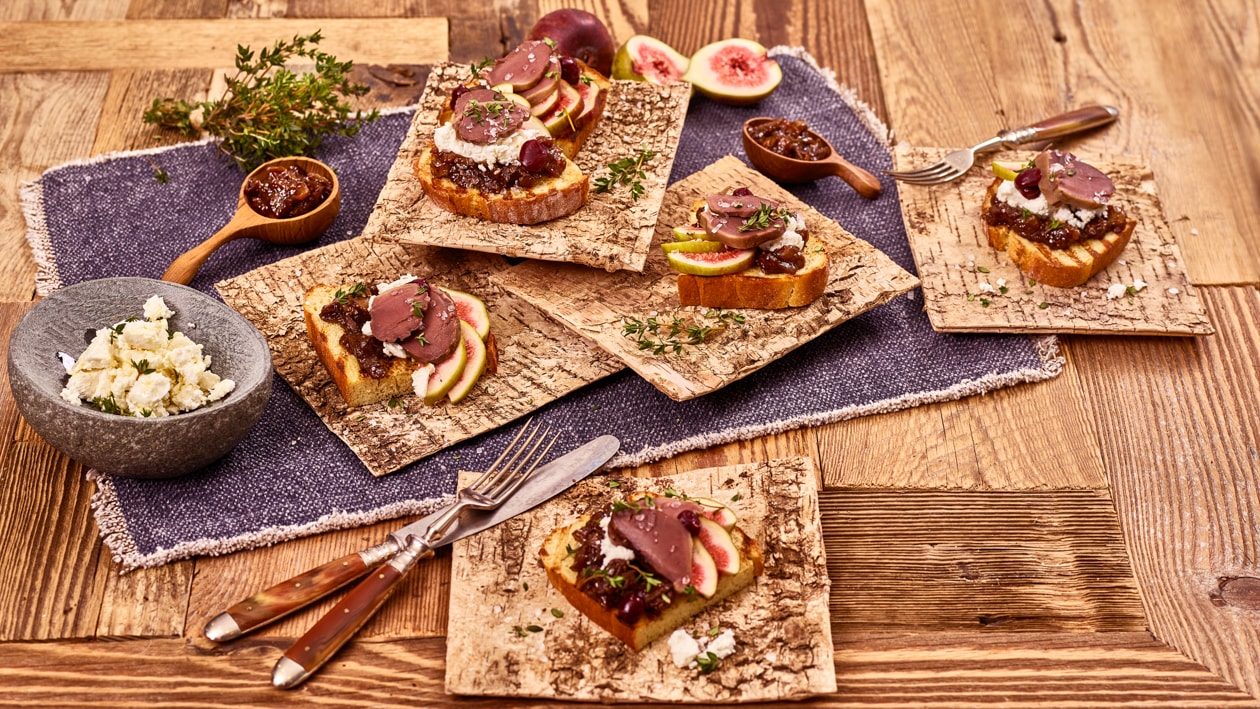 Bruschetta d'estomac de canard à la confiture de figues et fromage de chèvre Bruschetta d'estomac de canard à la confiture de figues et fromage de chèvre