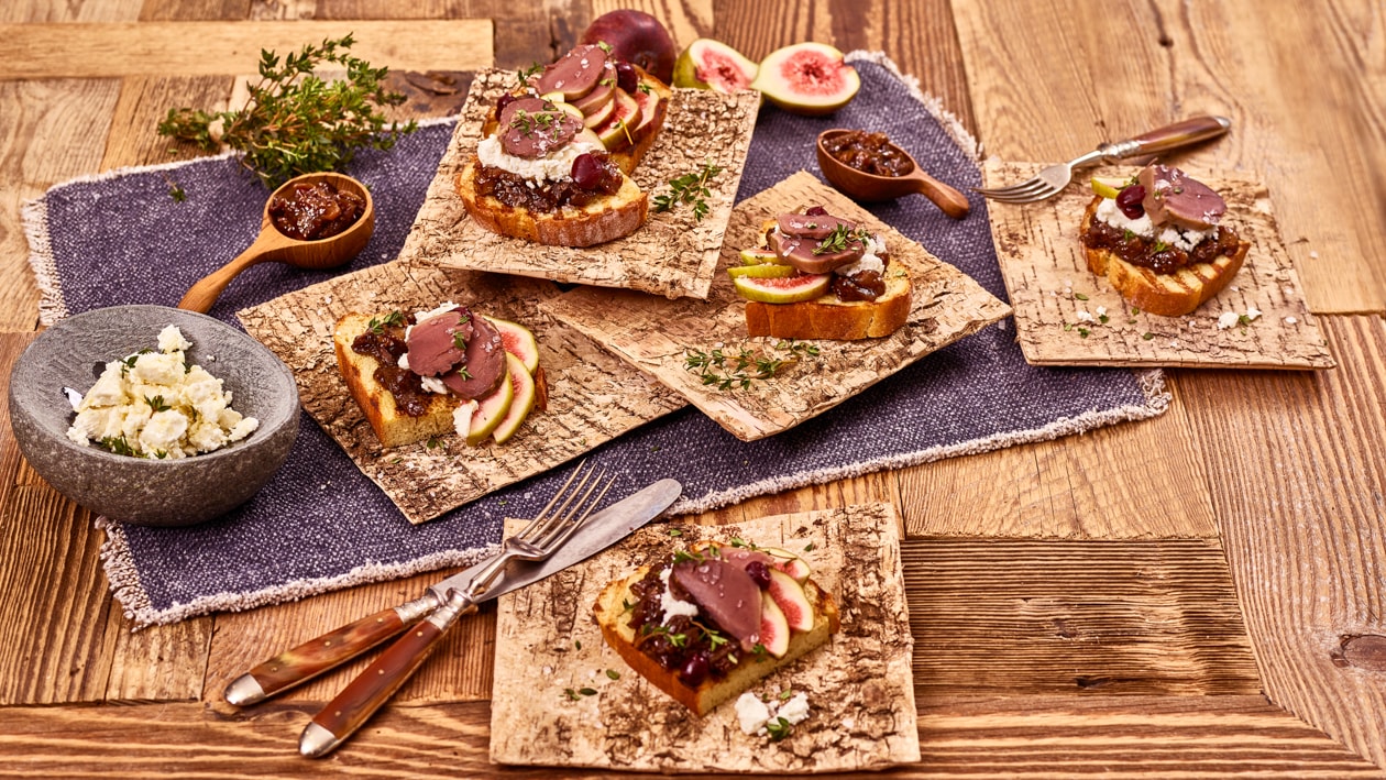 Bruschetta d'estomac de canard à la confiture de figues et fromage de chèvre