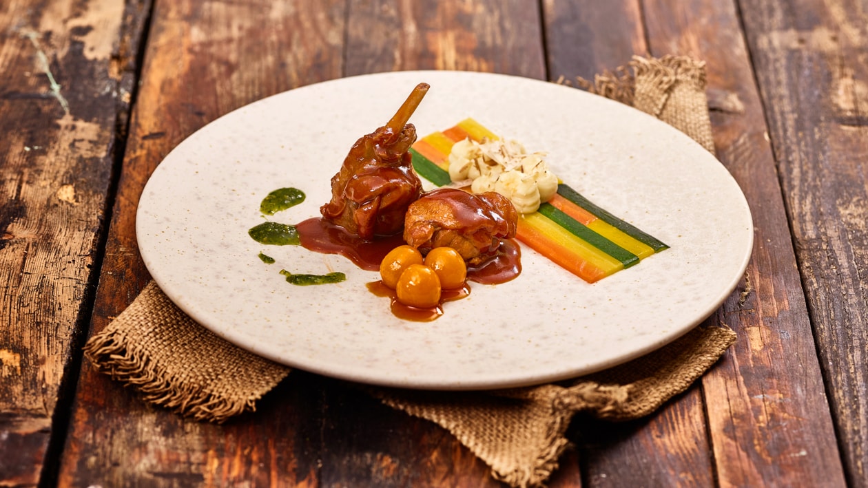 Geschmorter Wildhasenschlegel mit Pistazienpesto &amp; Nusspüree