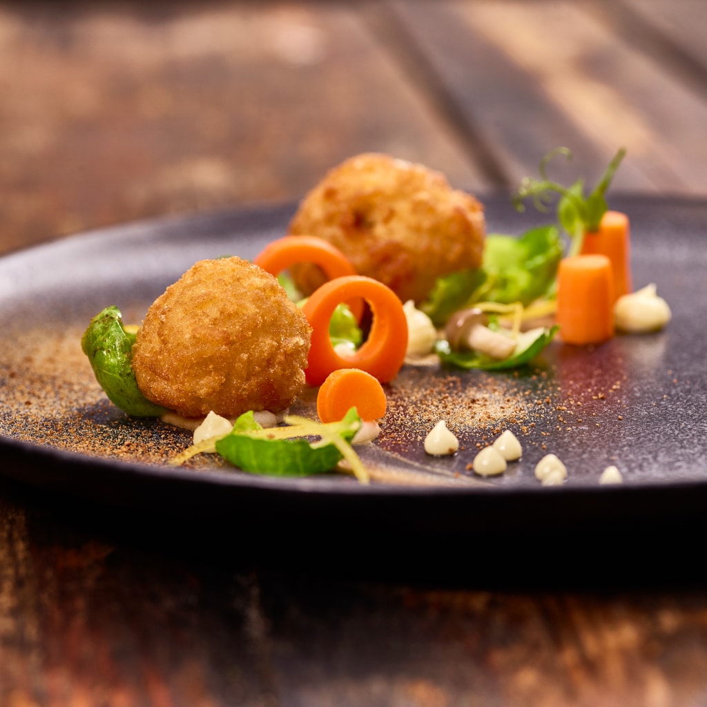 Arancini véganes aux champignons et salade de germes de chou