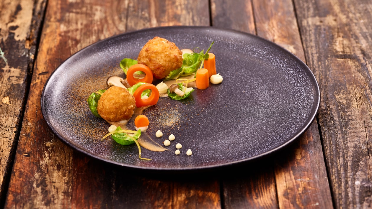 Arancini véganes aux champignons et salade de germes de chou Arancini véganes aux champignons et salade de germes de chou