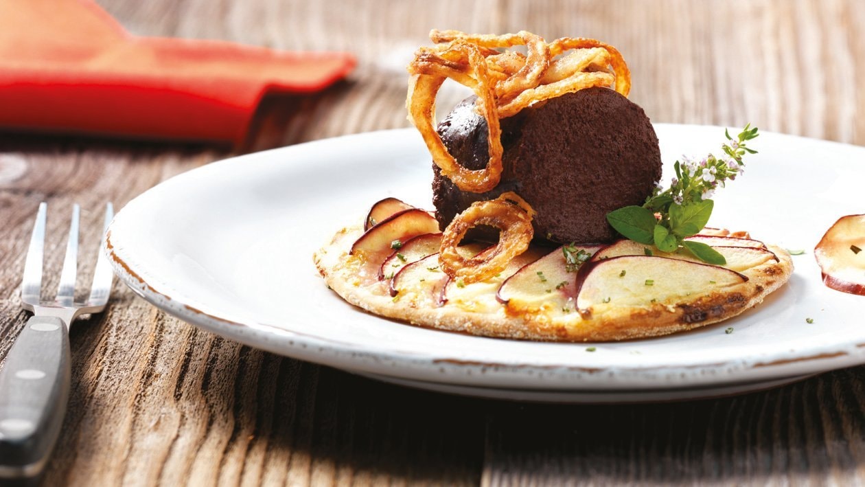Boudin aux oignons frits sur gâteau de pommes Boudin aux oignons frits sur gâteau de pommes