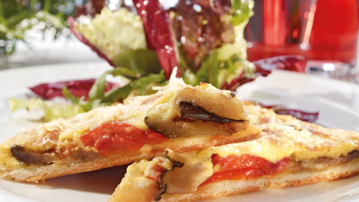 Pizza aux légumes et salade rafraîchissante Pizza aux légumes et salade rafraîchissante