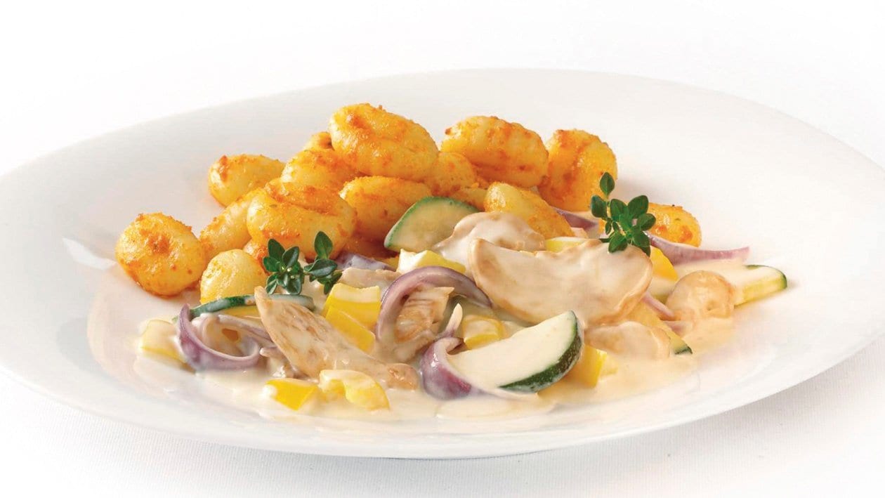 Geflügelragout mit buntem Gemüse und Tomaten-Gnocchi Geflügelragout mit buntem Gemüse und Tomaten-Gnocchi