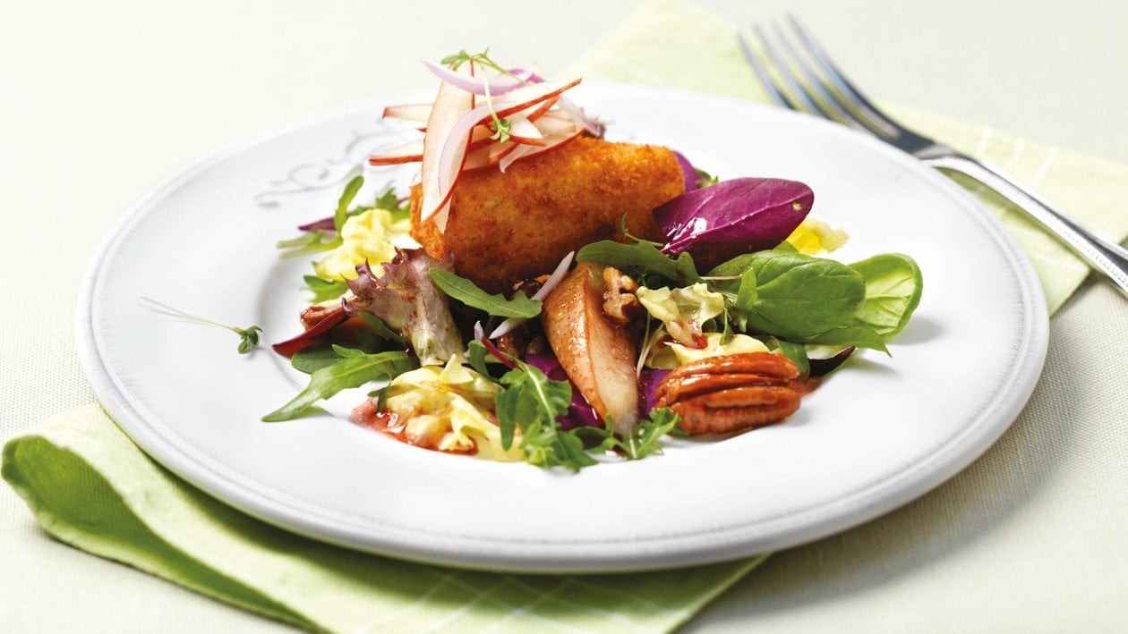 Blattsalat mit Birnen und frittiertem Weichkäse Blattsalat mit Birnen und frittiertem Weichkäse