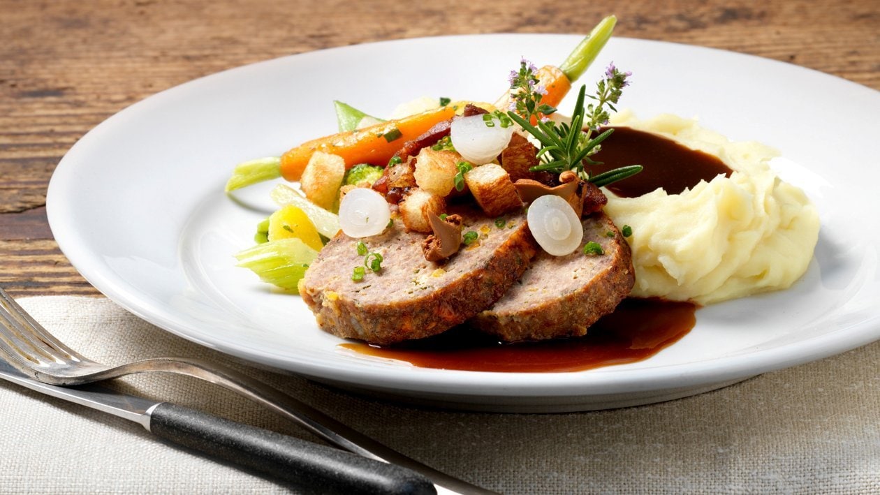 Hackbraten Grossmutter Art mit Kartoffelstock und buntem Gemüse Hackbraten Grossmutter Art mit Kartoffelstock und buntem Gemüse