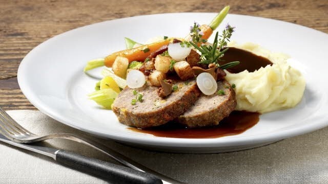 Hackbraten Grossmutter Art mit Kartoffelstock und buntem Gemüse