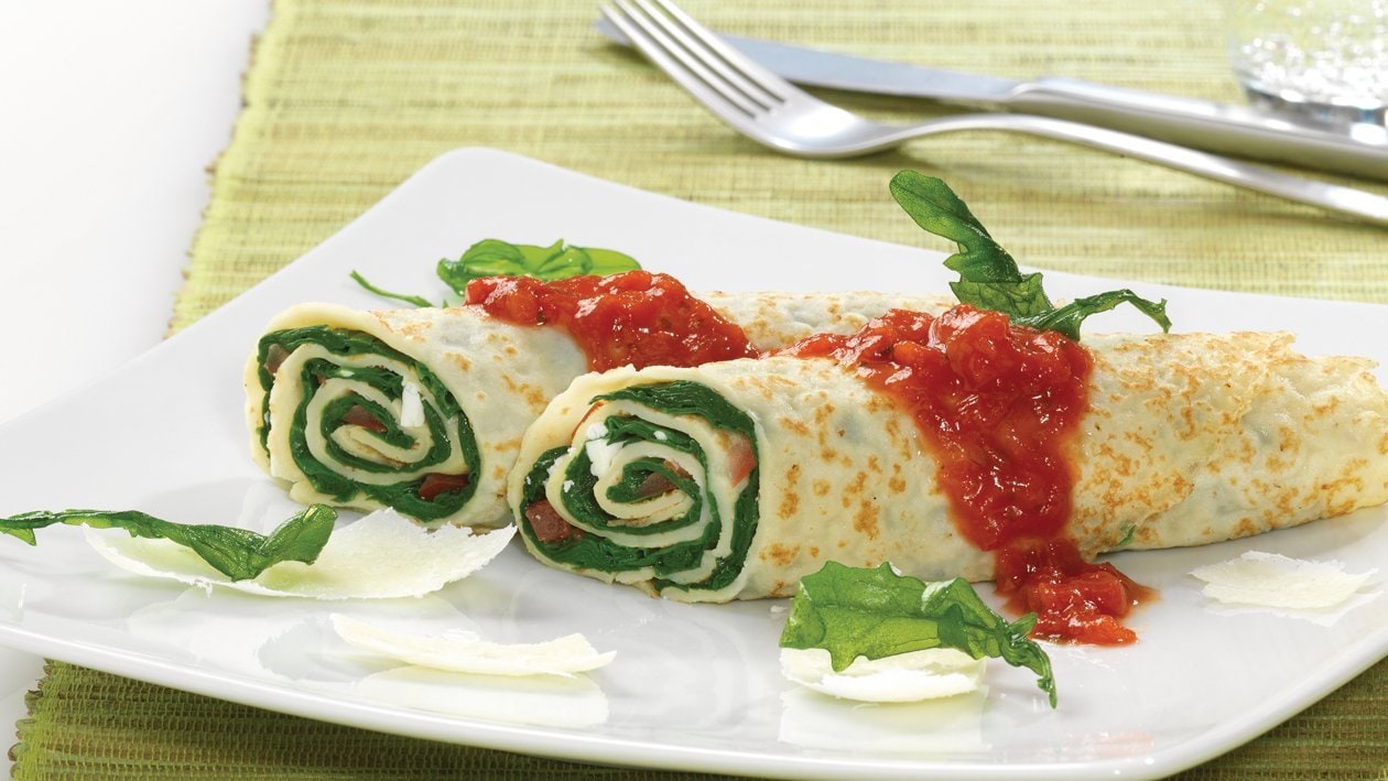 Crêpes mit frischem Blattspinat, Tomaten und Fetakäse Crêpes mit frischem Blattspinat, Tomaten und Fetakäse
