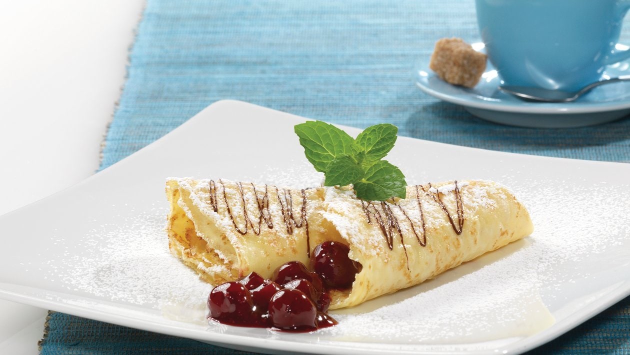 Crêpes mit Kirschen und Vanille-Eis