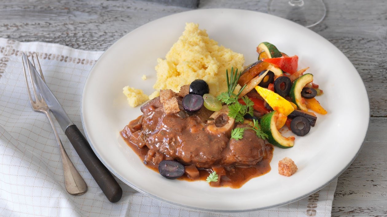 Jarret de veau glacé au vin rouge, polenta et légumes méditerranée