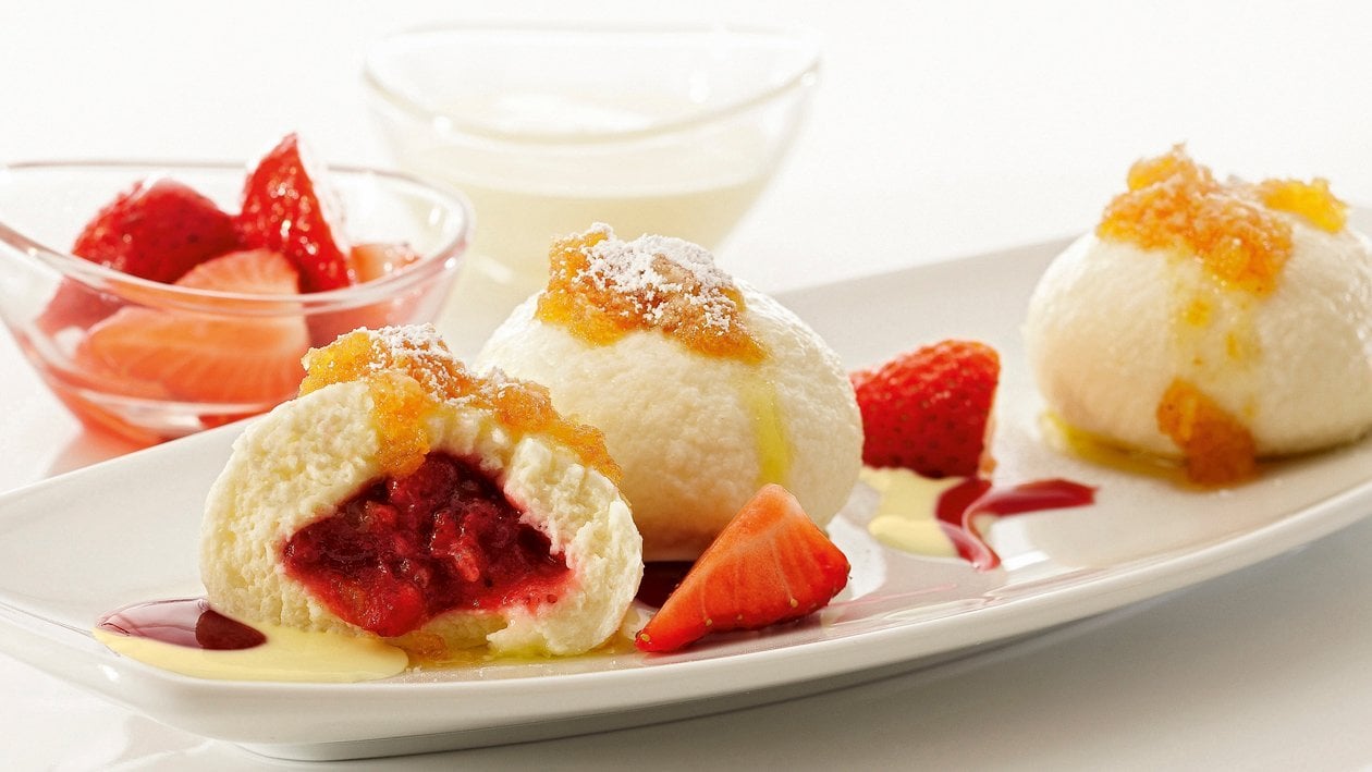 Gebröselter Erdbeer-Topfenknödel mit Vanillespiegel Gebröselter Erdbeer-Topfenknödel mit Vanillespiegel