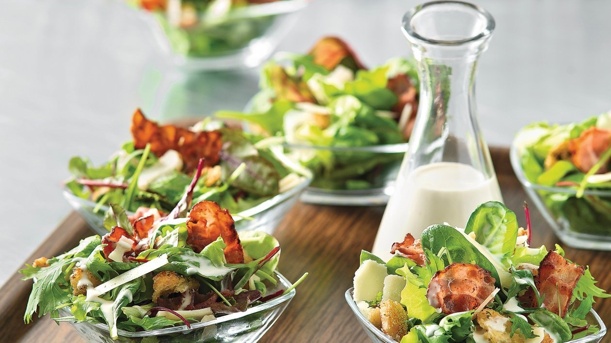 Bunter Blattsalat mit gezupftem, geröstetem Brot und Speck