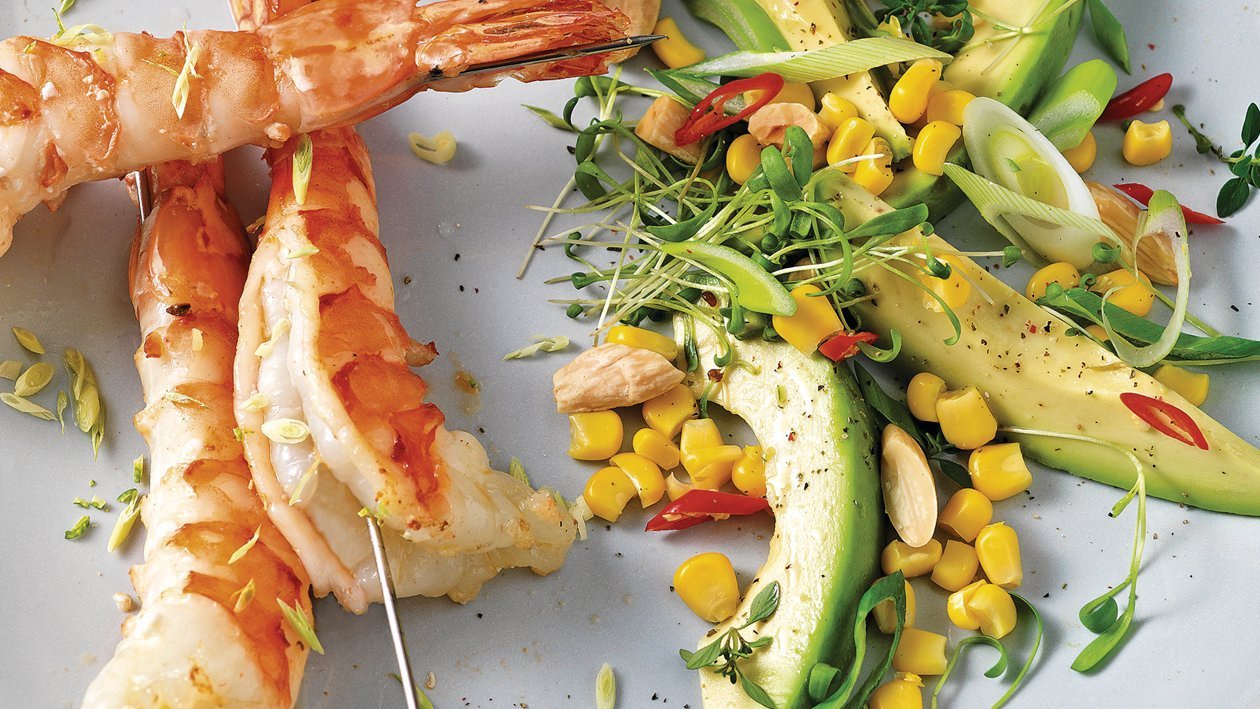 Salade d'avocat et maïs aux brochettes de crevettes