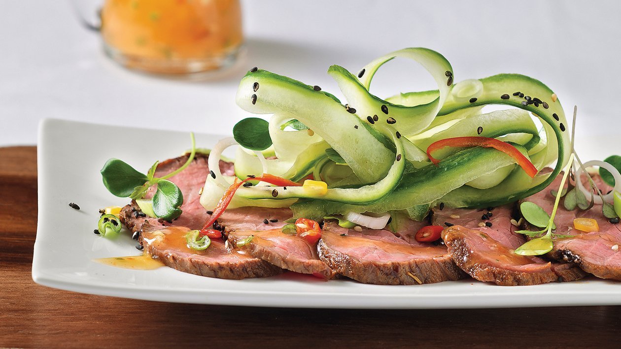Asiatischer Rindsfleisch-Salat mit Sprossen und Gurken Asiatischer Rindsfleisch-Salat mit Sprossen und Gurken