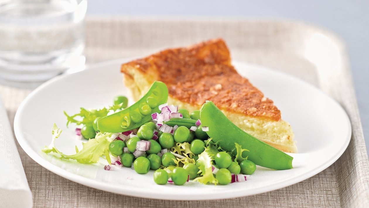 Erbsensalat mit Kefen und Käsekuchen