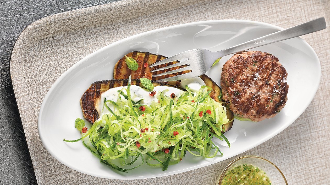 Salade de concombre sur aubergines grillées et hamburger –  