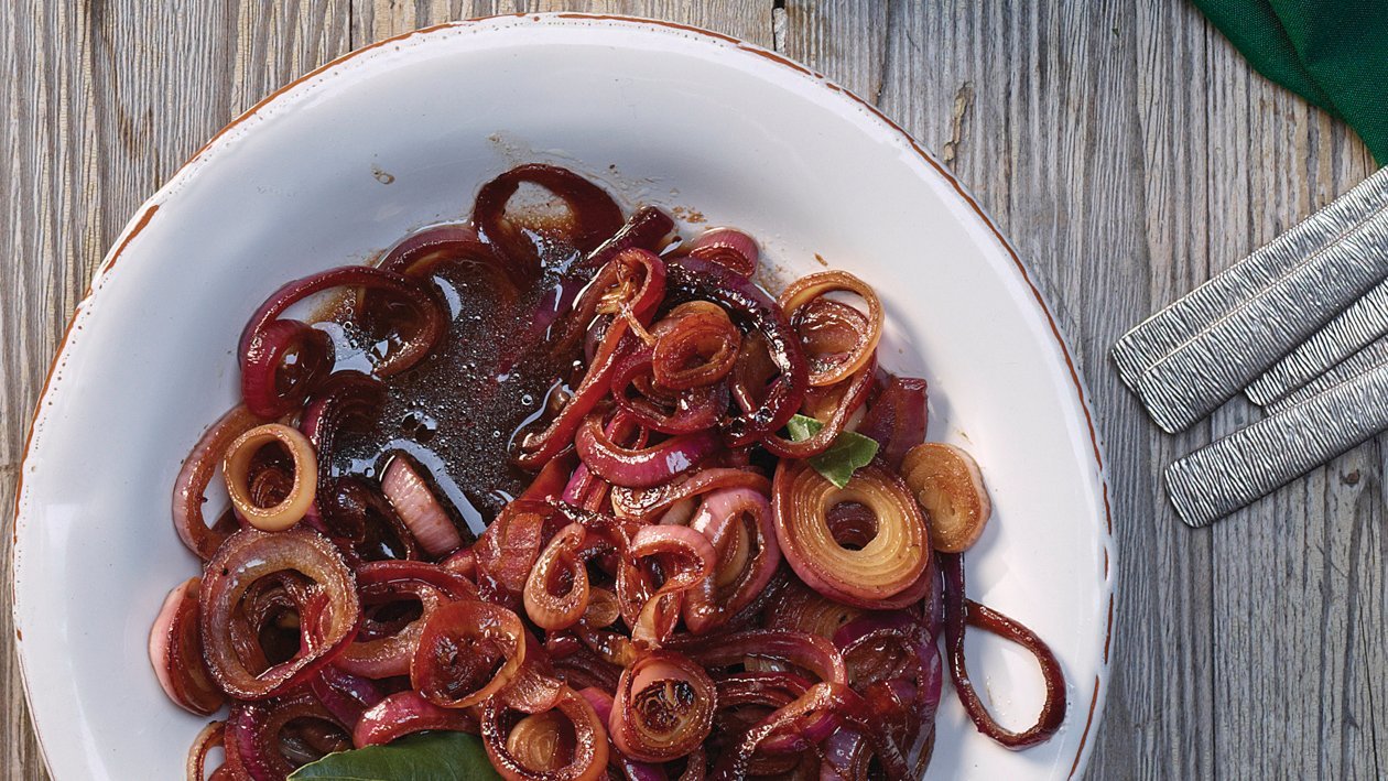 Grillierte Zwiebelringe in Rotweinmarinade Grillierte Zwiebelringe in Rotweinmarinade