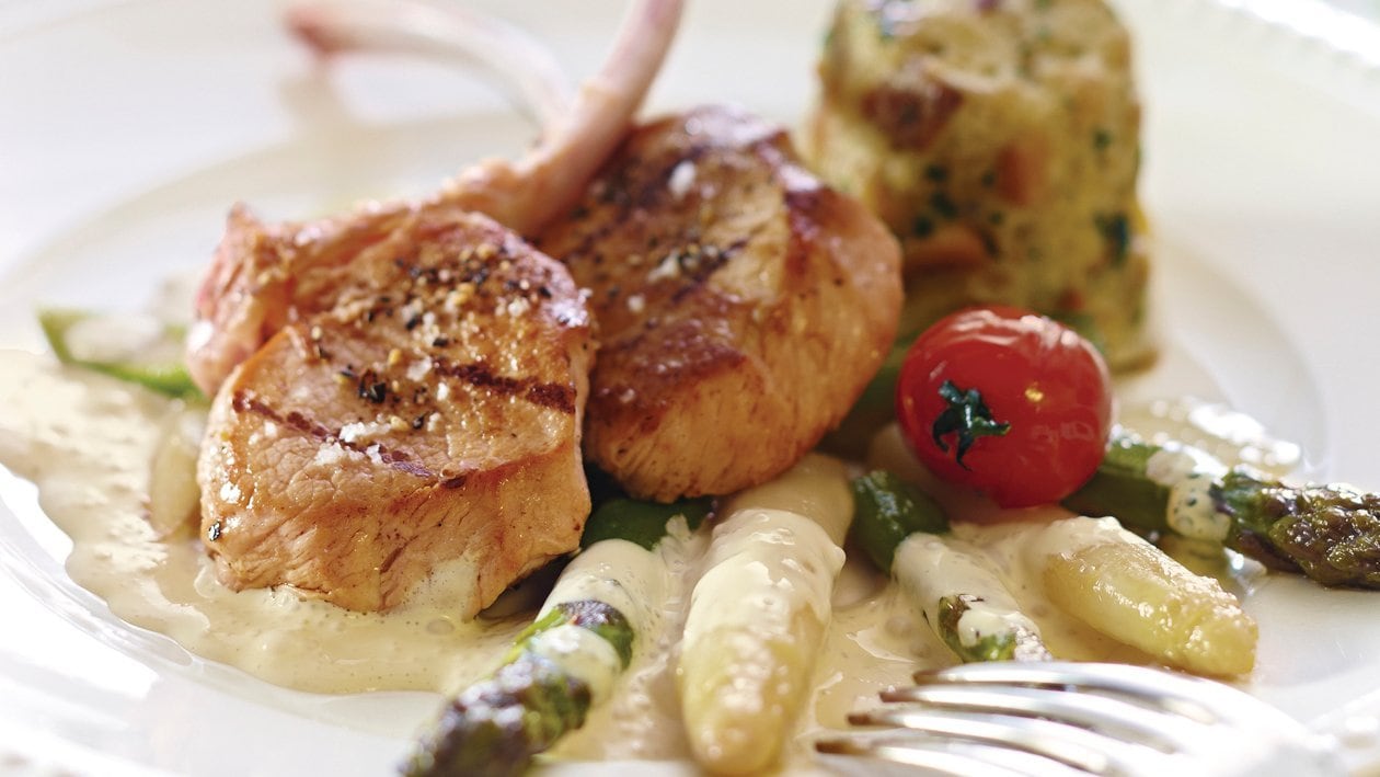 Gegrilltes Spanferkelkotelette mit karamellisiertem Spargel, Weissbier Hollandaise und Brezel Soufflé Gegrilltes Spanferkelkotelette mit karamellisiertem Spargel, Weissbier Hollandaise und Brezel Soufflé