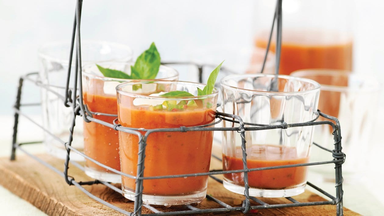 Soupe froide à la tomate et pointes de basilic