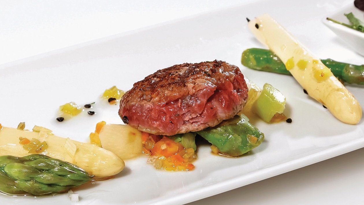 Rindstatar vom Grill mit Spargel und Barbecue-Hollandaise Rindstatar vom Grill mit Spargel und Barbecue-Hollandaise