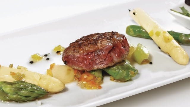 Rindstatar vom Grill mit Spargel und Barbecue-Hollandaise