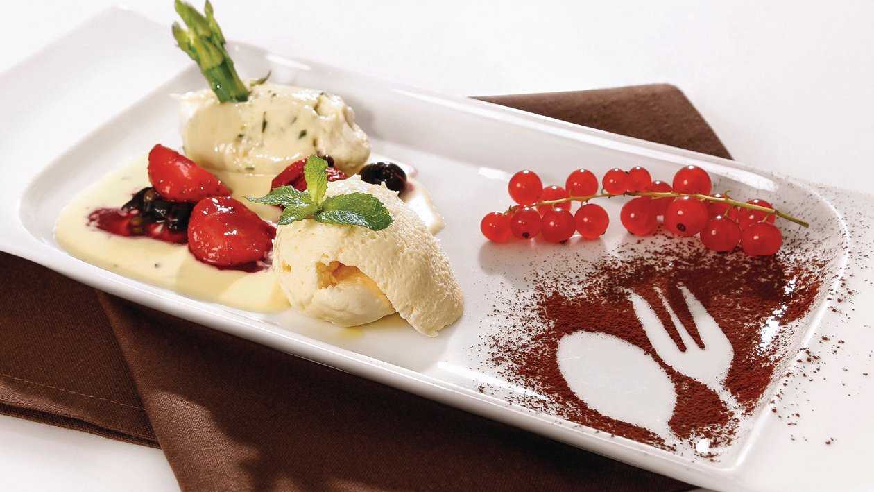 Mousse au chocolat blanc et asperges vertes et blanches - sauce vanille au basilic Mousse au chocolat blanc et asperges vertes et blanches - sauce vanille au basilic
