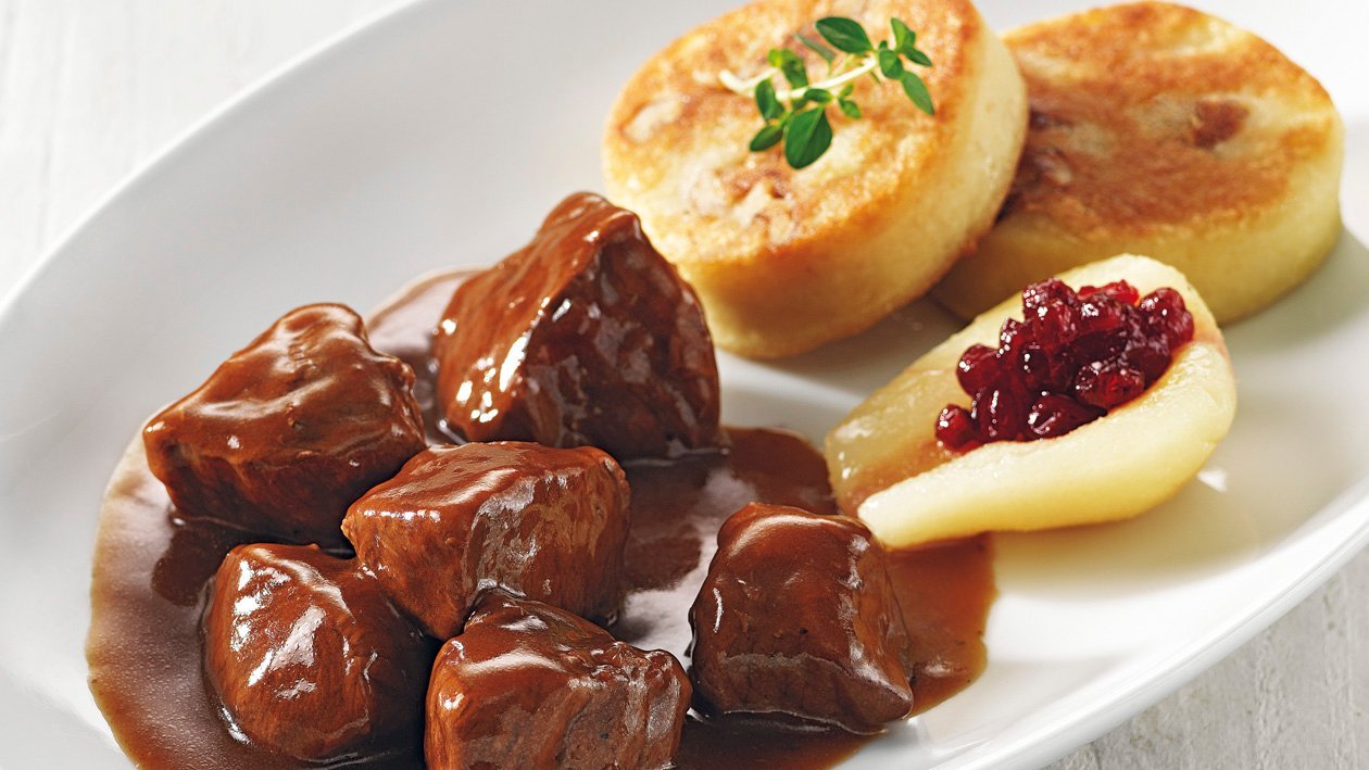 Civet de chevreuil galettes de pommes de terres et chouz rouge braisé Civet de chevreuil galettes de pommes de terres et chouz rouge braisé