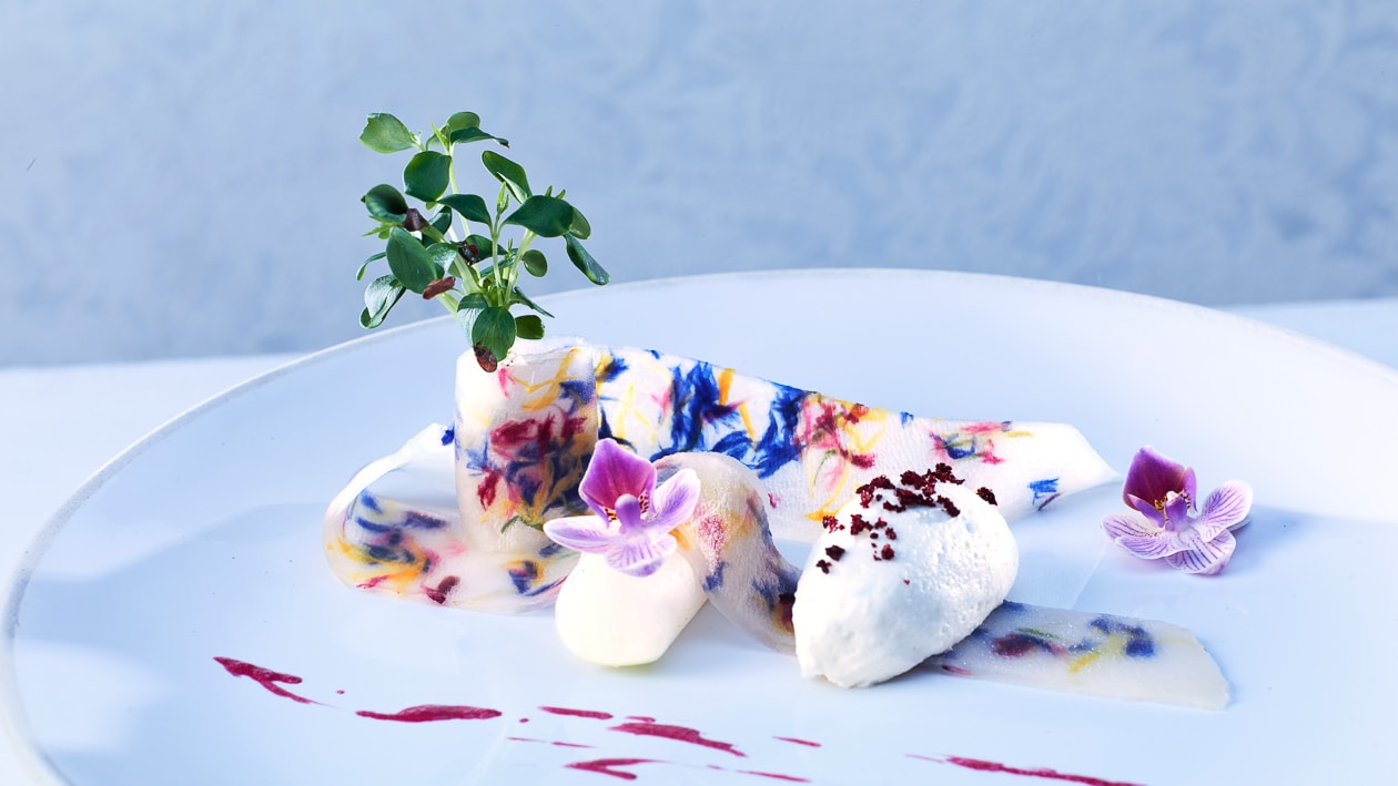 Mousse d'asperges et ses rubans de radis fleuris