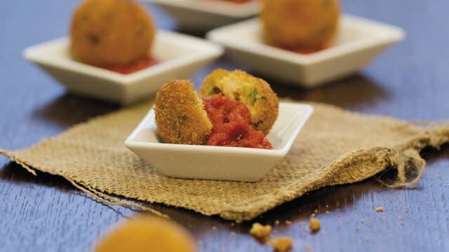 Geflügelbällchen mit Tomatendip