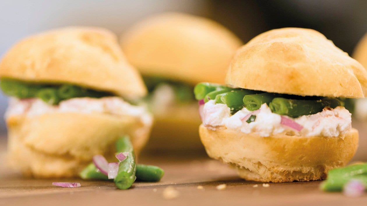 Kartoffelbrötchen mit Ripplicreme und marinierten Bohnen Kartoffelbrötchen mit Ripplicreme und marinierten Bohnen