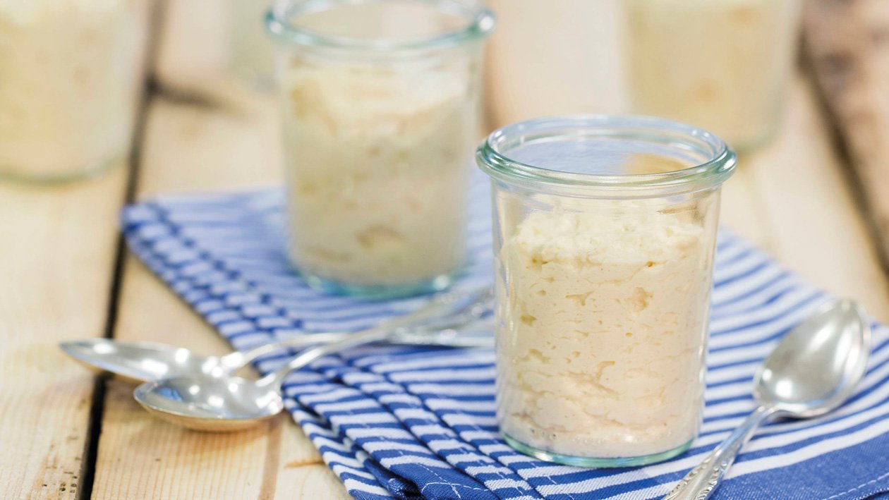 Wurst-Käsesalat in Form gebracht