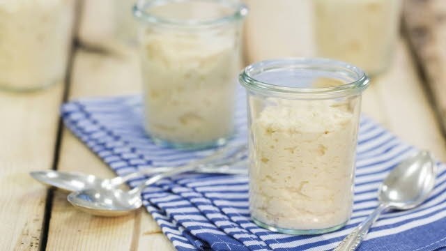 Wurst-Käsesalat in Form gebracht