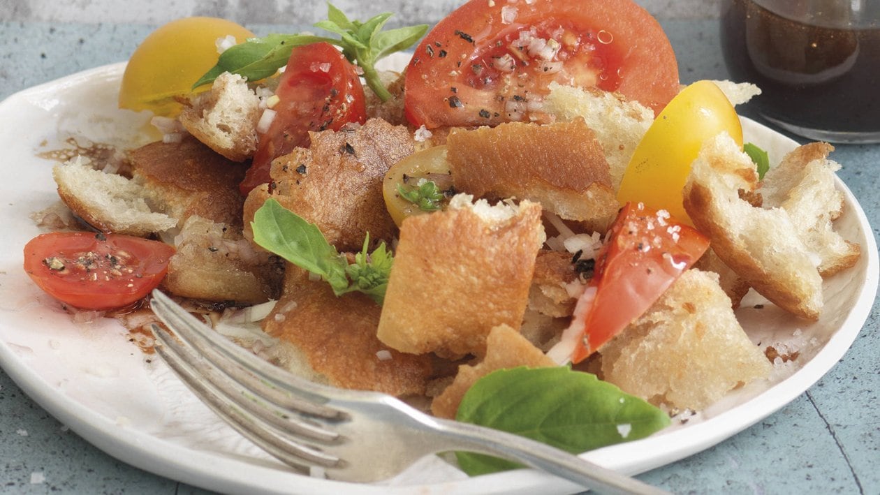 Brotsalat mit frischer sommerlicher Tomatenvielfalt