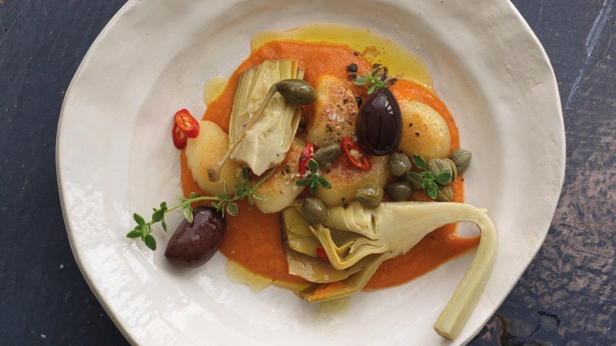 Gnocchi mit Tomaten-Soissonbohnen-Nage und Artischocken Gnocchi mit Tomaten-Soissonbohnen-Nage und Artischocken