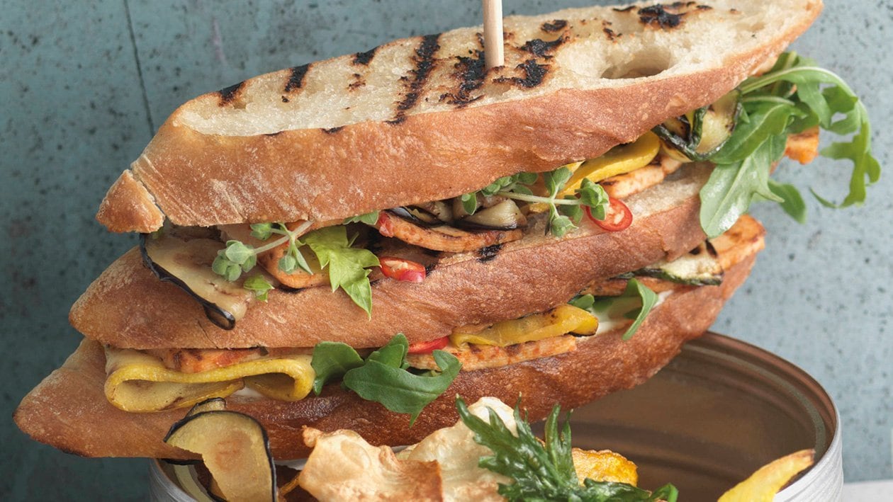 Veganes Club-Sandwich mit Chips Veganes Club-Sandwich mit Chips