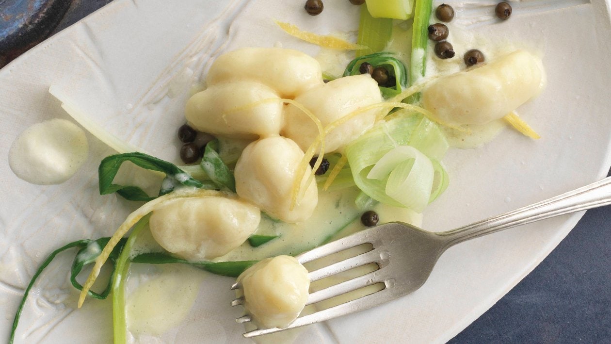 Gnocchi citronné à la julienne de poireau et au poivre vert Gnocchi citronné à la julienne de poireau et au poivre vert