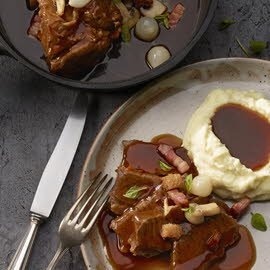 Geschmorte Kalbskopfbäcklein in Blauburgunder mit Kartoffelstock