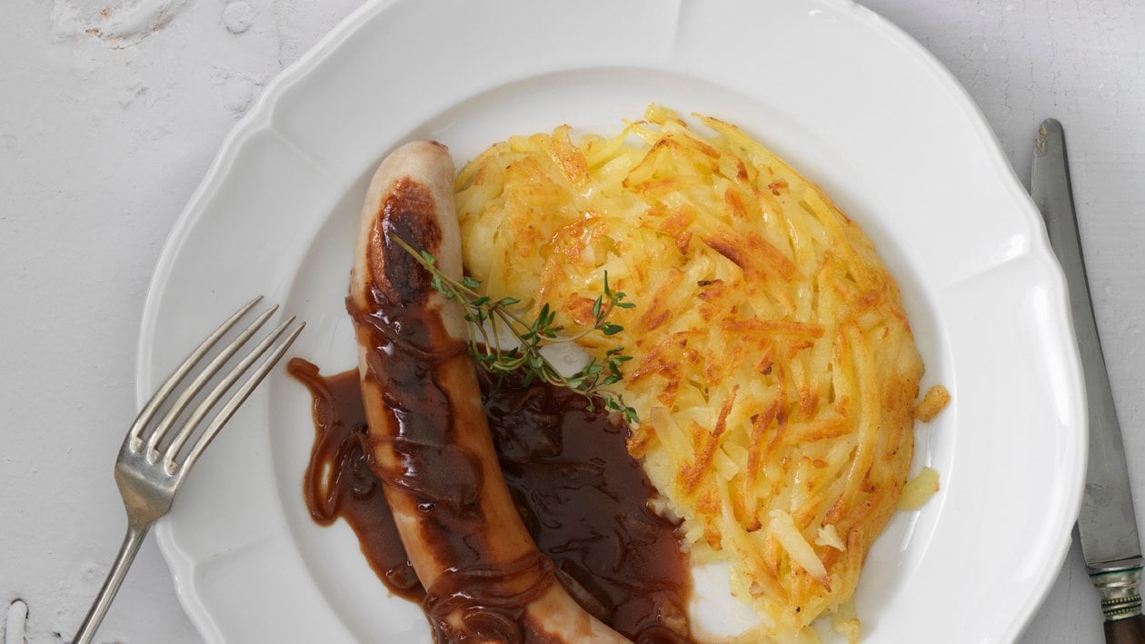 Kalbsbratwurst mit Zwiebelsauce und Rösti Kalbsbratwurst mit Zwiebelsauce und Rösti