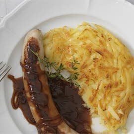 Kalbsbratwurst mit Zwiebelsauce und Rösti