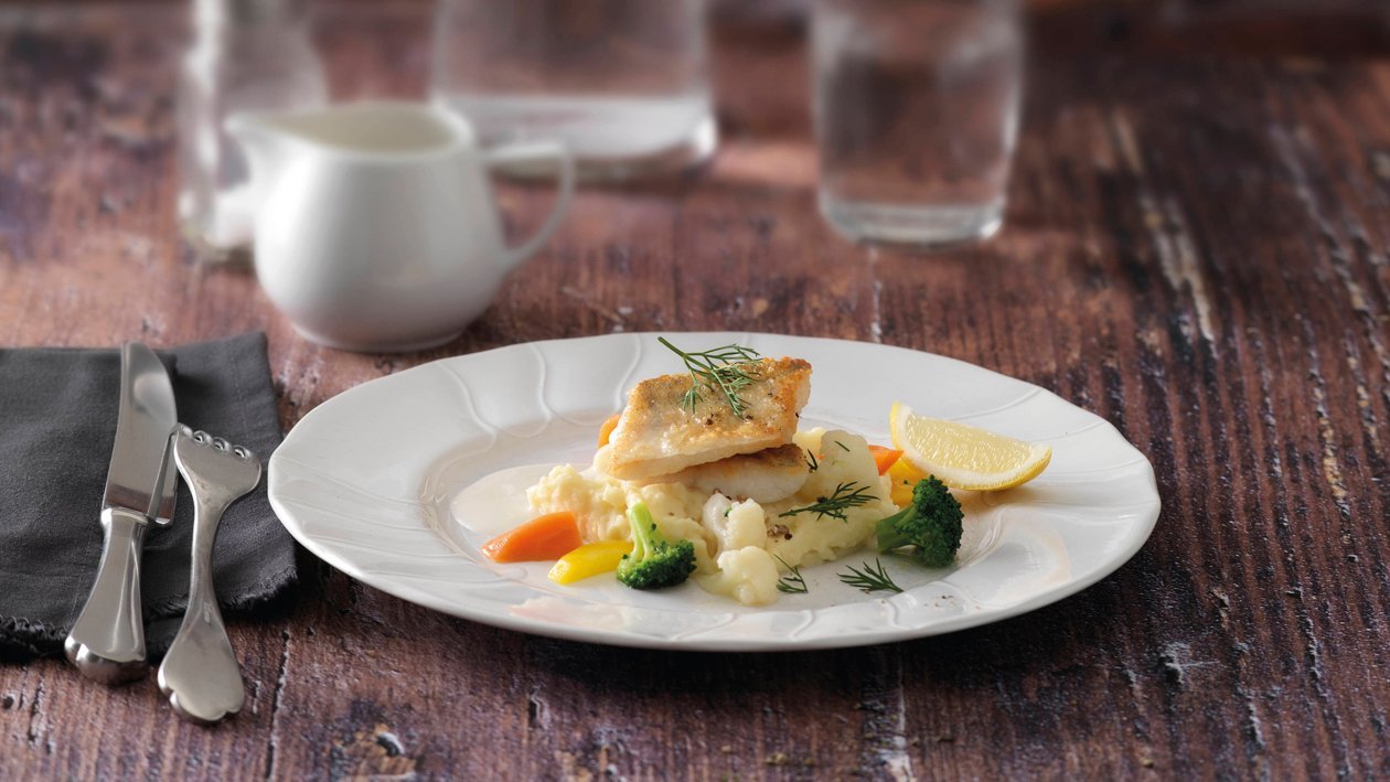 Sautierter Zanderfilet mit Pernod-Sauce, Kartoffel-Blumenkohl-Stock und Gemüse