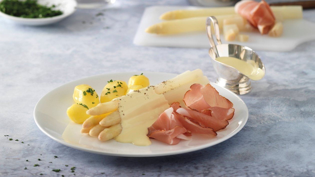 Asperges à la sauce hollandaise, pommes de terre et jambon cru valaisan