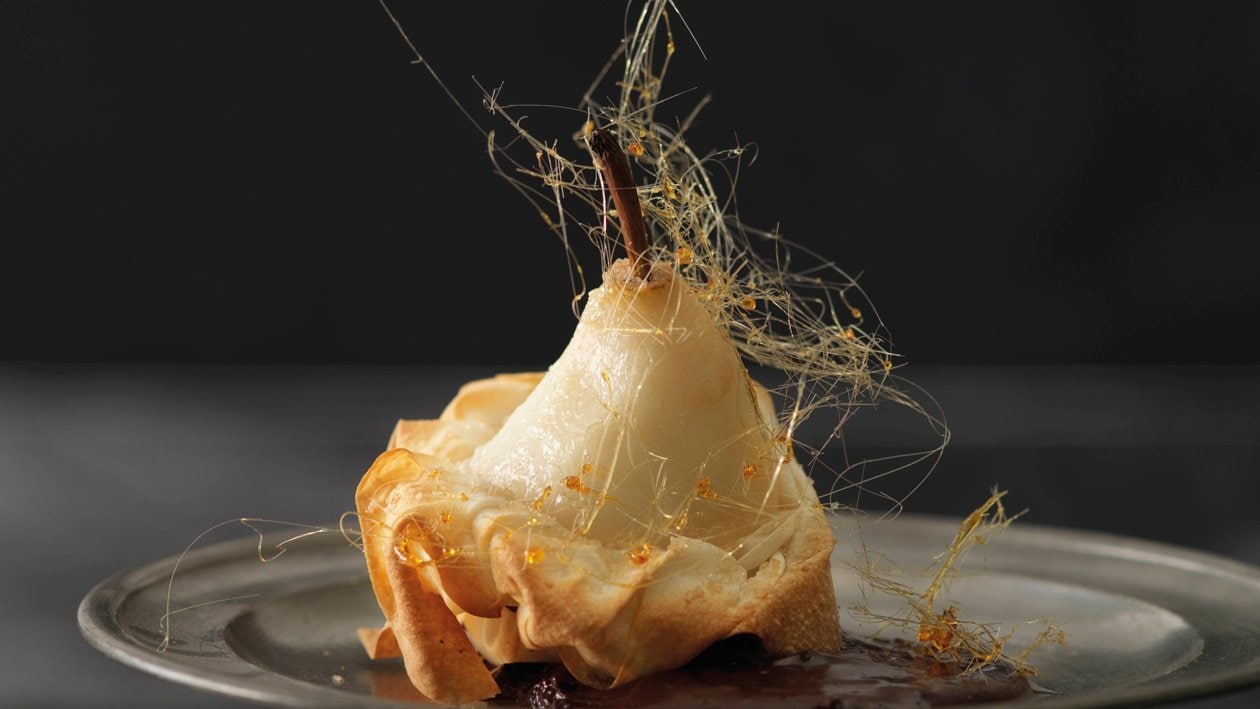 Poire au four en manteau de pâte à strudel et crème au chocolat