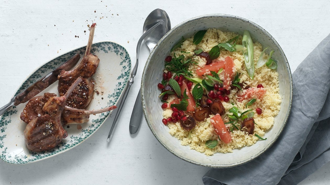 Salade de couscous et côtelettes d'agneau grillées Salade de couscous et côtelettes d'agneau grillées